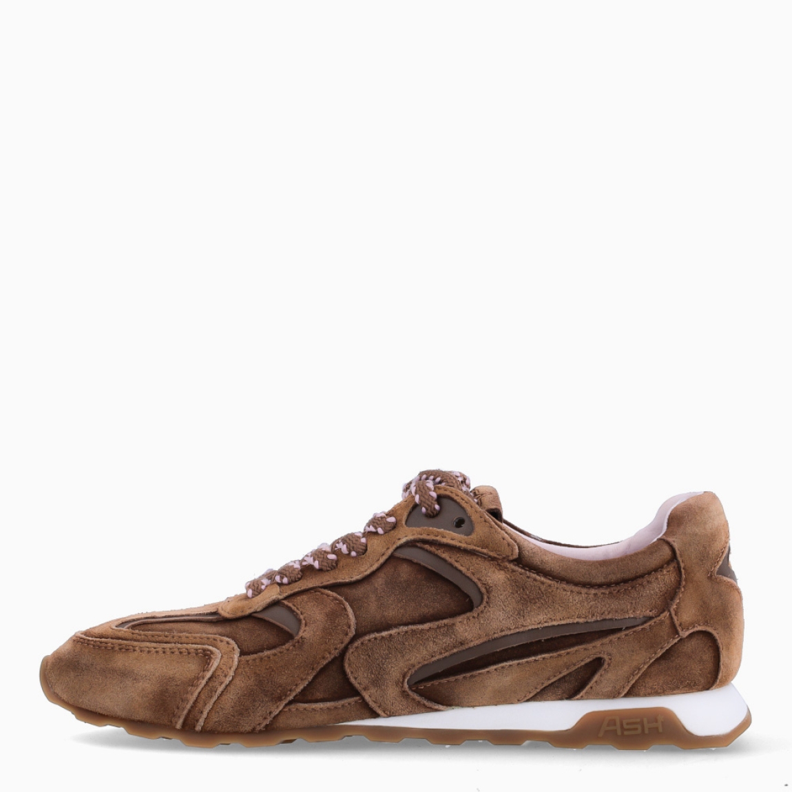 Deportivas de la marca ASH, modelo KASAR. Elaboradas en ante color marrón con diseño atemporal, cierre con cordones en bicolor a tono. Interior en piel color beig. Suela plana de goma. Estas deportivas ASH KASAR son ideales para llevar tus looks de temporada con estilo y comodidad!