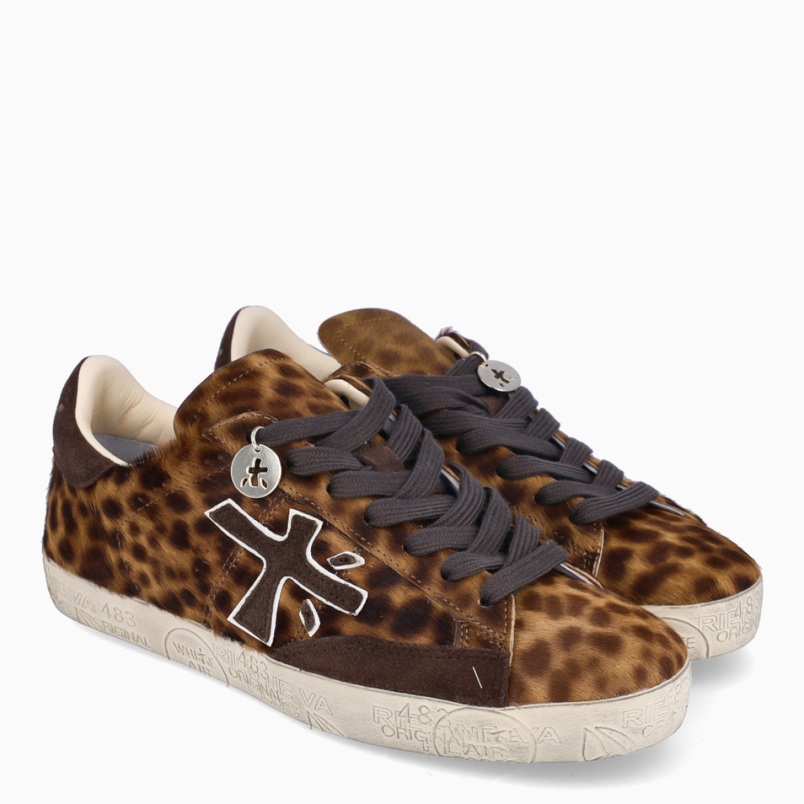 Deportivas de la marca Premiata, modelo STEVEND. Exterior de las deportivas en piel potro con detalle de animal print de leopardo. Logo de color marrón. Interior de las deportivas en piel color blanco. Cierre de las deportivas con cordones marrones. Deportivas Premiata Stevend tienen el diseño perfecto para temporada, no puede faltar este modelo clásico en tu armario!