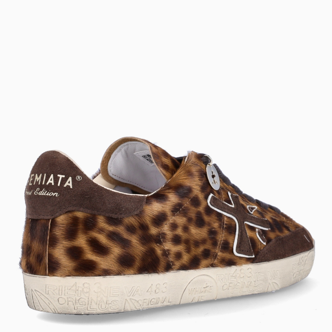 Deportivas de la marca Premiata, modelo STEVEND. Exterior de las deportivas en piel potro con detalle de animal print de leopardo. Logo de color marrón. Interior de las deportivas en piel color blanco. Cierre de las deportivas con cordones marrones. Deportivas Premiata Stevend tienen el diseño perfecto para temporada, no puede faltar este modelo clásico en tu armario!