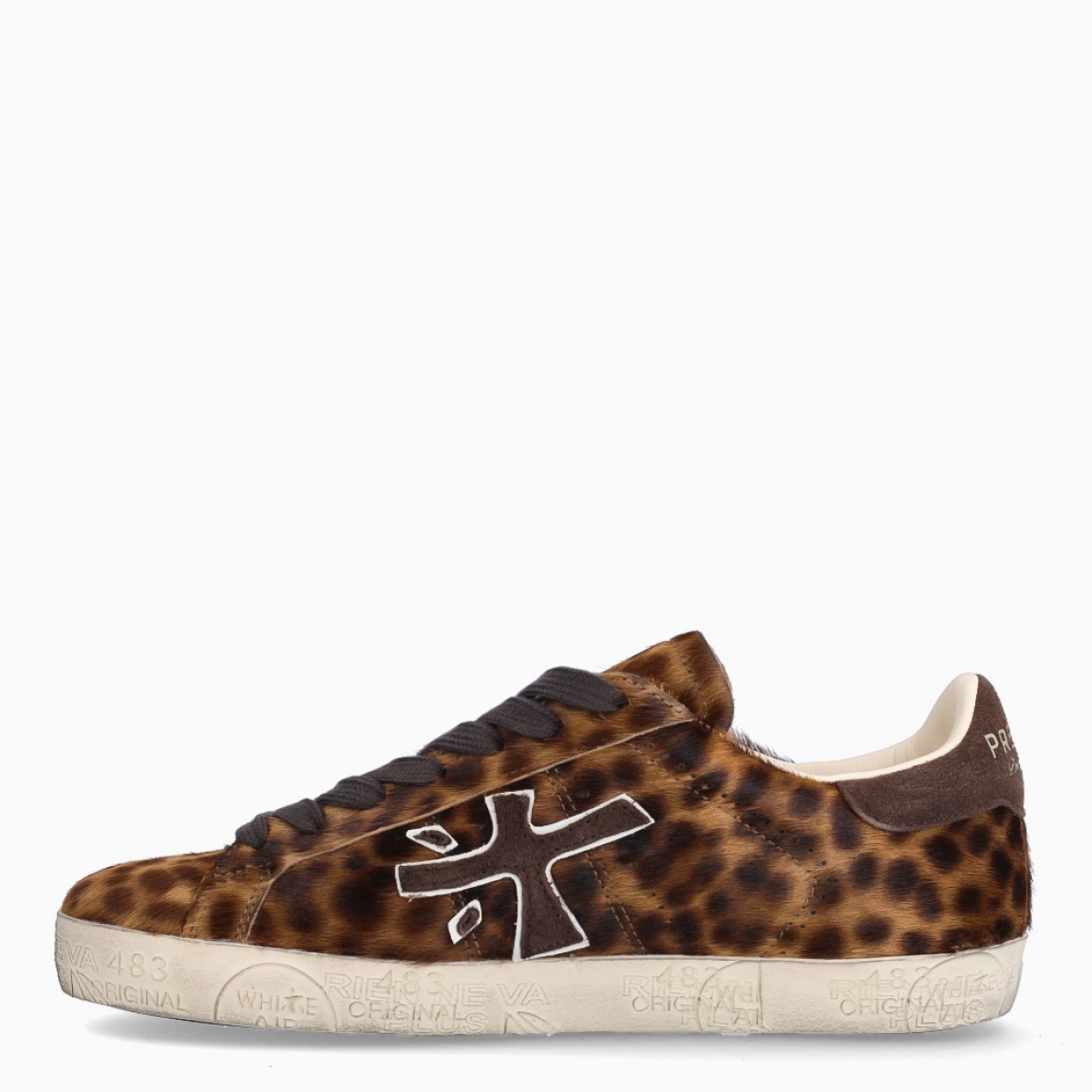 Deportivas de la marca Premiata, modelo STEVEND. Exterior de las deportivas en piel potro con detalle de animal print de leopardo. Logo de color marrón. Interior de las deportivas en piel color blanco. Cierre de las deportivas con cordones marrones. Deportivas Premiata Stevend tienen el diseño perfecto para temporada, no puede faltar este modelo clásico en tu armario!