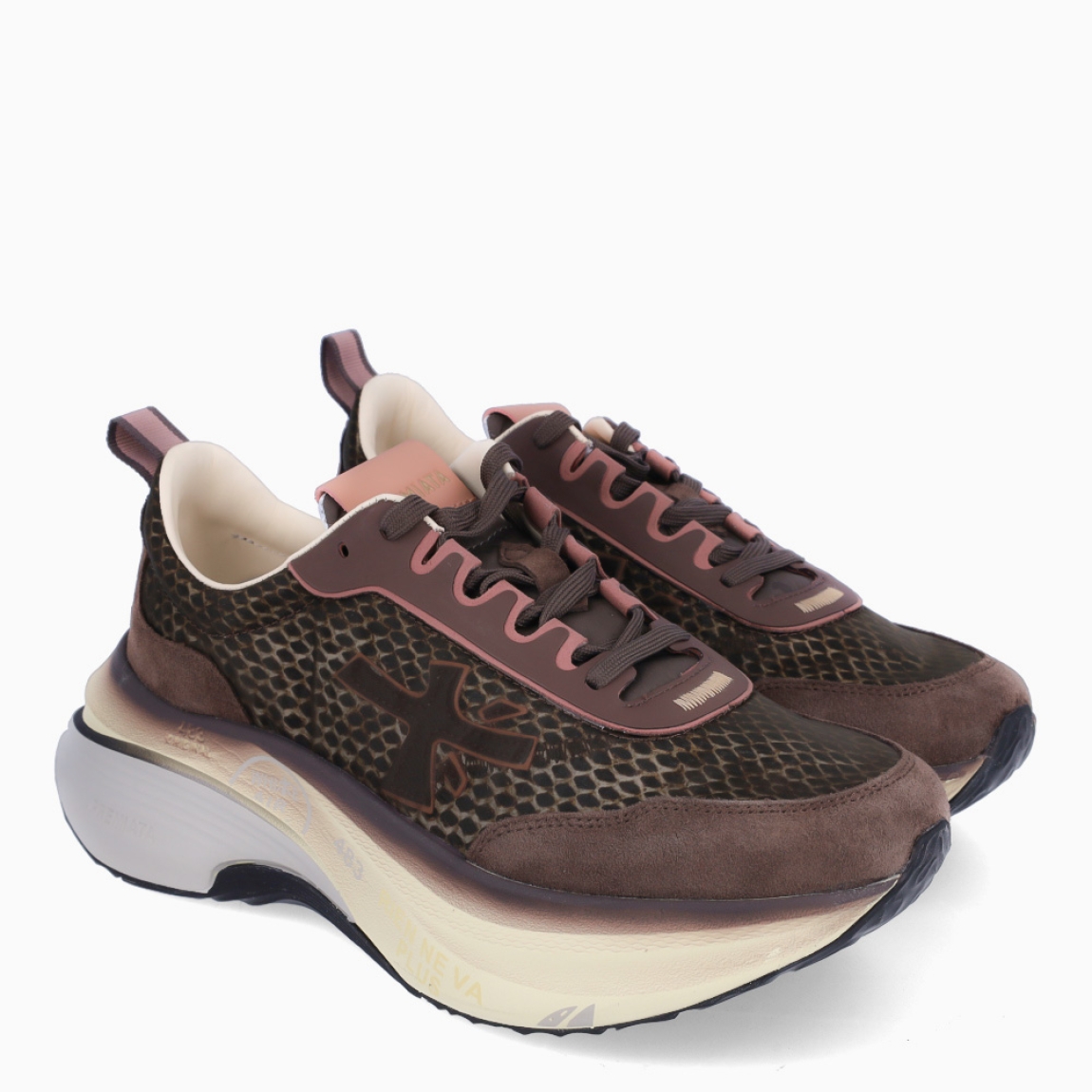 Deportiivas de la marca Premiata, modelo HILL. Exterior de la deportivas en naylon color marrón con estampado serpiente y detalle en ante. Interior en piel color blanco. Cierre de las deportivas Premiata con cordones marrones. Deportivas con plataforma de 5cm de altura. Estas deportivas Premiata HILL son la combinación perfecta entre lo clásico, cómodo y original. Será tu complemento perfecto para esta temporada!