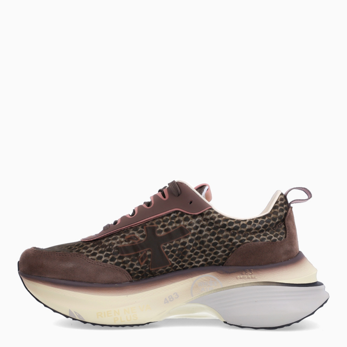 Deportiivas de la marca Premiata, modelo HILL. Exterior de la deportivas en naylon color marrón con estampado serpiente y detalle en ante. Interior en piel color blanco. Cierre de las deportivas Premiata con cordones marrones. Deportivas con plataforma de 5cm de altura. Estas deportivas Premiata HILL son la combinación perfecta entre lo clásico, cómodo y original. Será tu complemento perfecto para esta temporada!