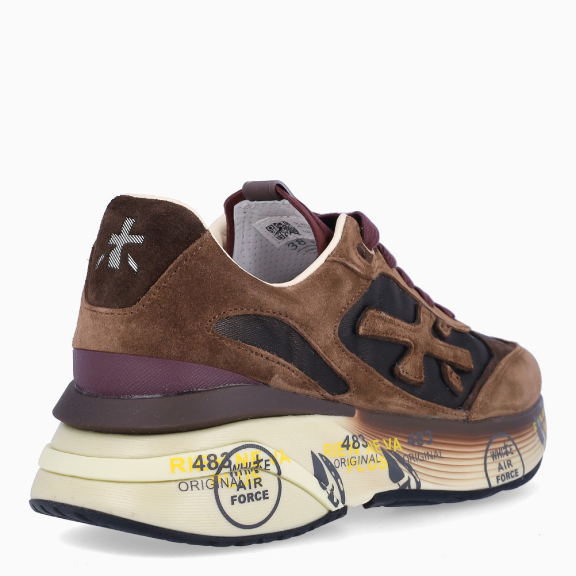 Deportiva de la marca Premiata, modelo MOERUND . Exterior de la deportiva en naylon color marrón con detalle en ante y logo lateral. Interior de la deportiva de piel de color blanco. Cierre de la deportiva con cordones de color marrón. Deportiva con plantilla acolchada para garantizar el máximo confort. Deportiva con suela de goma y estampado de marca. La deportiva MOERUND de Premiata es una deportiva ligera y cómoda, con unos detalles que la hacen diferente y especial. Ideal para marcar estilo día a día.