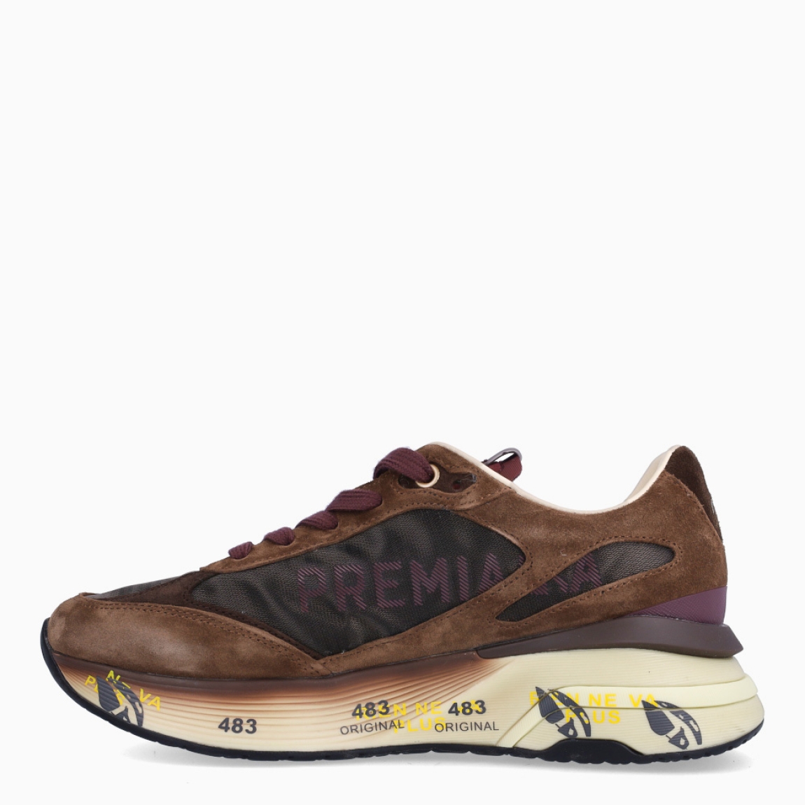 Deportiva de la marca Premiata, modelo MOERUND . Exterior de la deportiva en naylon color marrón con detalle en ante y logo lateral. Interior de la deportiva de piel de color blanco. Cierre de la deportiva con cordones de color marrón. Deportiva con plantilla acolchada para garantizar el máximo confort. Deportiva con suela de goma y estampado de marca. La deportiva MOERUND de Premiata es una deportiva ligera y cómoda, con unos detalles que la hacen diferente y especial. Ideal para marcar estilo día a día.