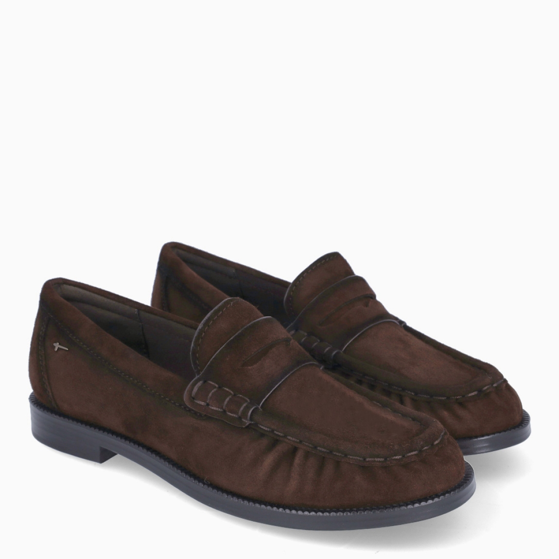 Los mocasines Tamaris, modelo MADELEI. son el equilibrio perfecto entre elegancia, comodidad y versatilidad. Confeccionados en ante color marrón oscuro, destacan por su diseño clásico y atemporal, realzado con una puntera de acabado corrugado que aporta un toque distintivo.Su suela plana y la puntera redonda ofrecen una pisada estable y confortable para el día a día. Los detalles de la clásica tira, el sutil fruncido y las costuras inspiradas en el mocasín tradicional aportan un aire moderno y sofisticado, convirtiéndolos en un imprescindible para cualquier ocasión.Además, incorporan la tecnología TOUCH-IT de Tamaris MADELEI, una plantilla con amortiguación que se adapta al pie y proporciona una comodidad excepcional durante toda la jornada.Un básico imprescindible de fondo de armario que combina fácilmente con cualquier look, desde el más casual hasta el más elegante.