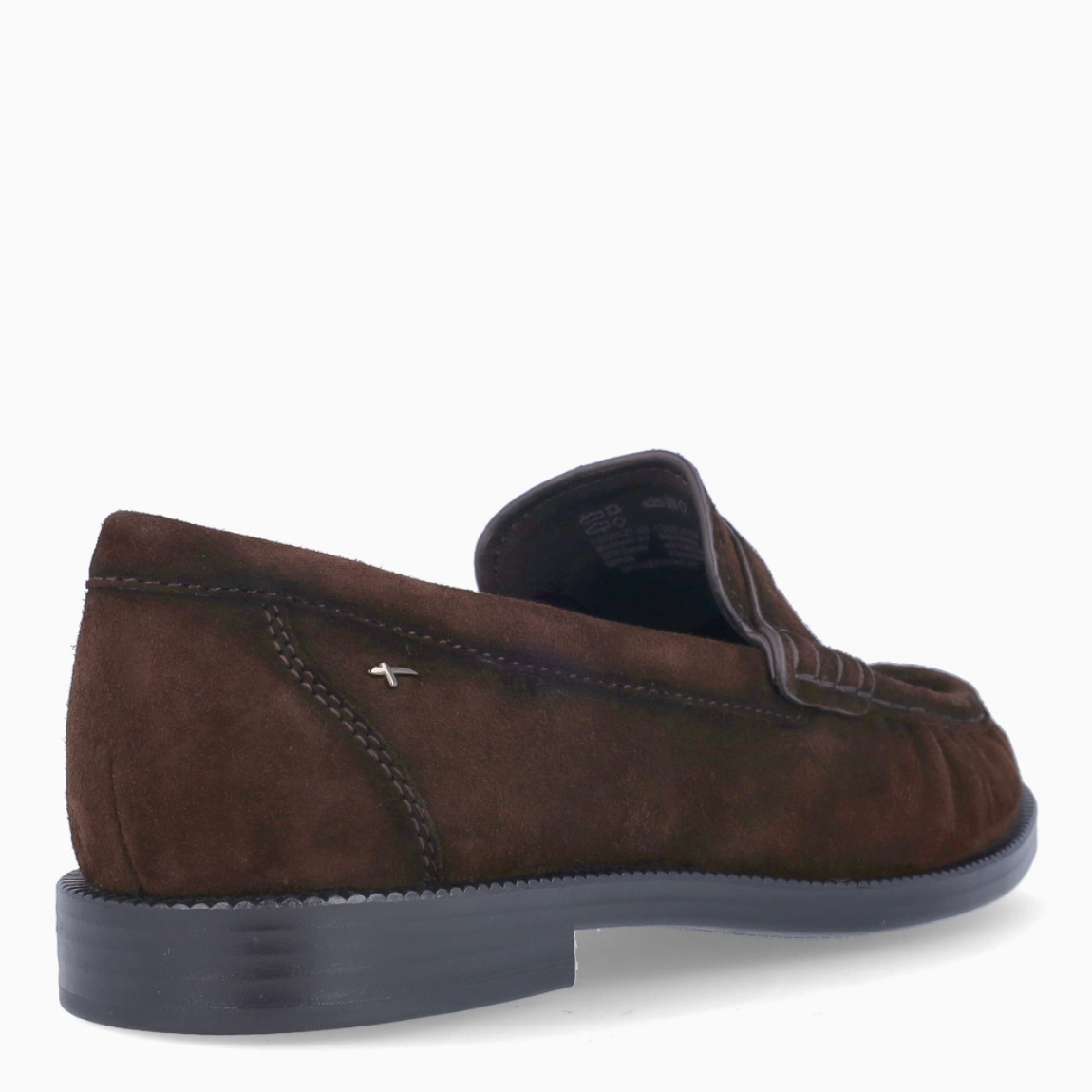 Los mocasines Tamaris, modelo MADELEI. son el equilibrio perfecto entre elegancia, comodidad y versatilidad. Confeccionados en ante color marrón oscuro, destacan por su diseño clásico y atemporal, realzado con una puntera de acabado corrugado que aporta un toque distintivo.Su suela plana y la puntera redonda ofrecen una pisada estable y confortable para el día a día. Los detalles de la clásica tira, el sutil fruncido y las costuras inspiradas en el mocasín tradicional aportan un aire moderno y sofisticado, convirtiéndolos en un imprescindible para cualquier ocasión.Además, incorporan la tecnología TOUCH-IT de Tamaris MADELEI, una plantilla con amortiguación que se adapta al pie y proporciona una comodidad excepcional durante toda la jornada.Un básico imprescindible de fondo de armario que combina fácilmente con cualquier look, desde el más casual hasta el más elegante.