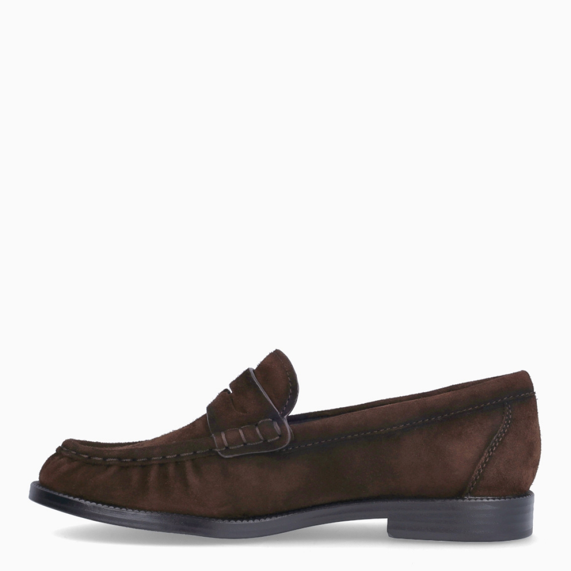 Los mocasines Tamaris, modelo MADELEI. son el equilibrio perfecto entre elegancia, comodidad y versatilidad. Confeccionados en ante color marrón oscuro, destacan por su diseño clásico y atemporal, realzado con una puntera de acabado corrugado que aporta un toque distintivo.Su suela plana y la puntera redonda ofrecen una pisada estable y confortable para el día a día. Los detalles de la clásica tira, el sutil fruncido y las costuras inspiradas en el mocasín tradicional aportan un aire moderno y sofisticado, convirtiéndolos en un imprescindible para cualquier ocasión.Además, incorporan la tecnología TOUCH-IT de Tamaris MADELEI, una plantilla con amortiguación que se adapta al pie y proporciona una comodidad excepcional durante toda la jornada.Un básico imprescindible de fondo de armario que combina fácilmente con cualquier look, desde el más casual hasta el más elegante.