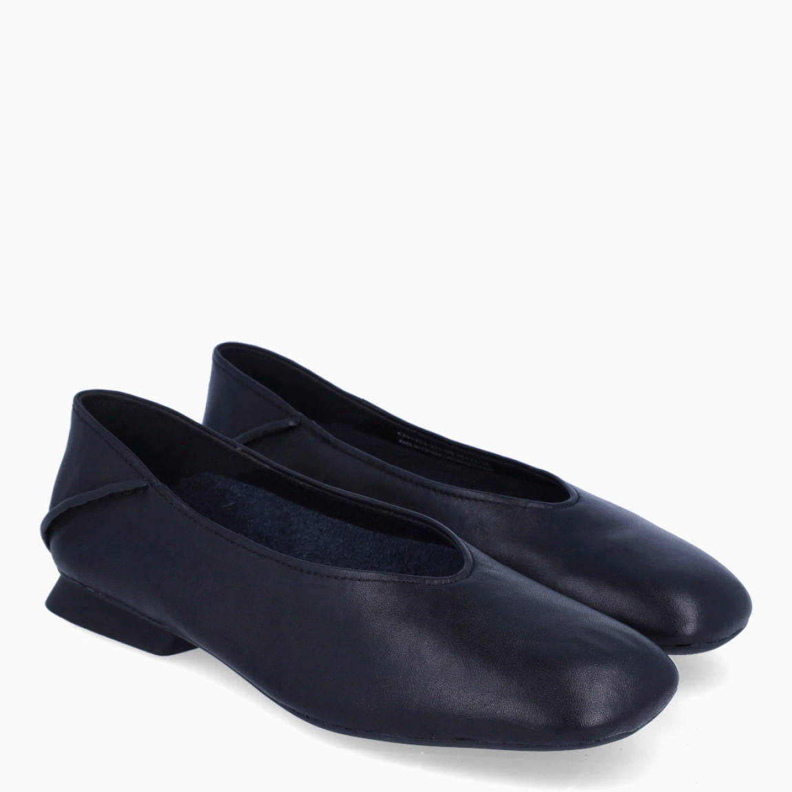 Bailarinas de la marca Camper, modelo CASIMYRA. Bailarinas elaboradas en piel color negro con punta redonda. Bailarinas hechas para gozar de una comodidad en cada paso y con una suela plana. Bailarinas Camper CASIMYRA, un complemento ideal para ti!