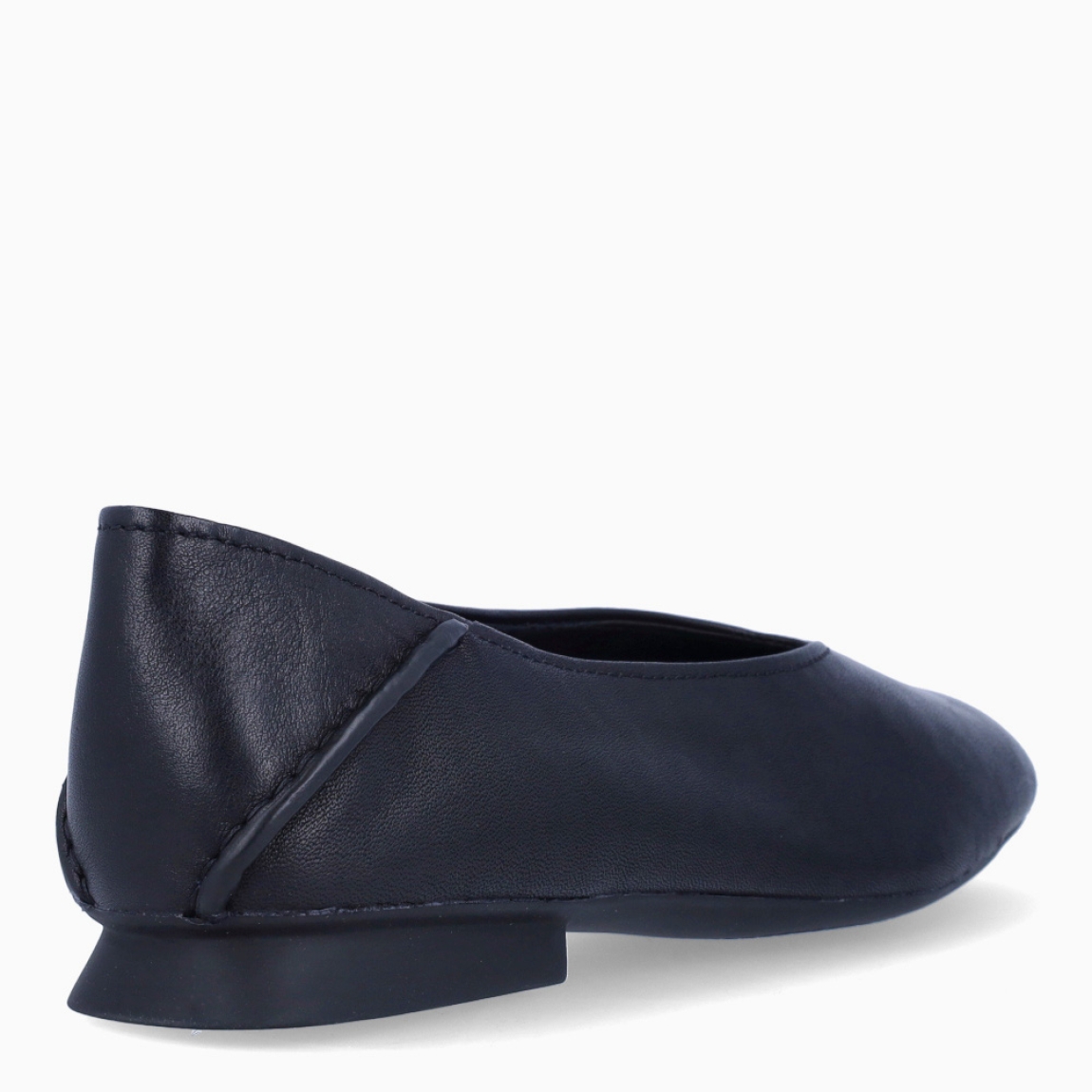 Bailarinas de la marca Camper, modelo CASIMYRA. Bailarinas elaboradas en piel color negro con punta redonda. Bailarinas hechas para gozar de una comodidad en cada paso y con una suela plana. Bailarinas Camper CASIMYRA, un complemento ideal para ti!