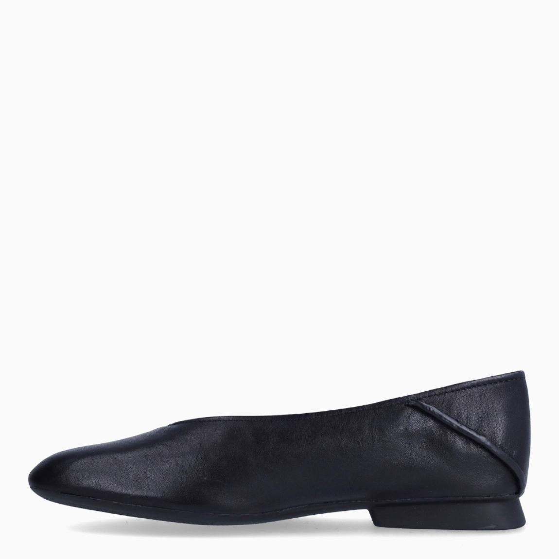 Bailarinas de la marca Camper, modelo CASIMYRA. Bailarinas elaboradas en piel color negro con punta redonda. Bailarinas hechas para gozar de una comodidad en cada paso y con una suela plana. Bailarinas Camper CASIMYRA, un complemento ideal para ti!