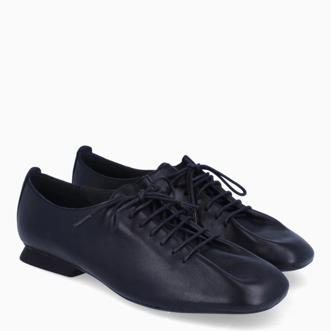 Blucher de la marca Camper, modelo CASIMYRA GOBI. Blucher elaboradas en piel color negro con punta redonda. Blucher hechas para gozar de una comodidad en cada paso y con una suela plana. Cierre de blucher con cordones negros en pala. Blucher Camper CASIMYRA GOBI, un complemento ideal para ti!