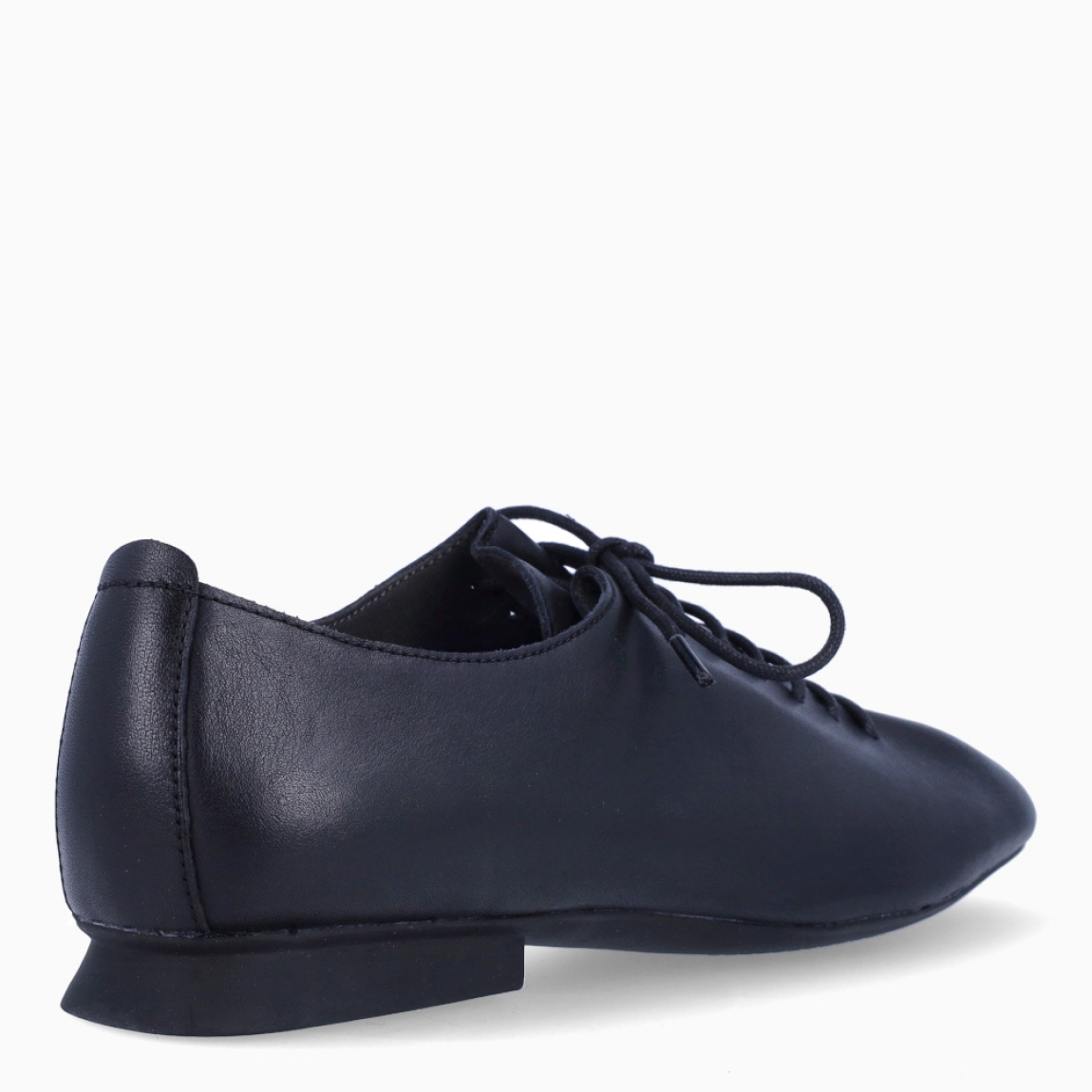Blucher de la marca Camper, modelo CASIMYRA GOBI. Blucher elaboradas en piel color negro con punta redonda. Blucher hechas para gozar de una comodidad en cada paso y con una suela plana. Cierre de blucher con cordones negros en pala. Blucher Camper CASIMYRA GOBI, un complemento ideal para ti!