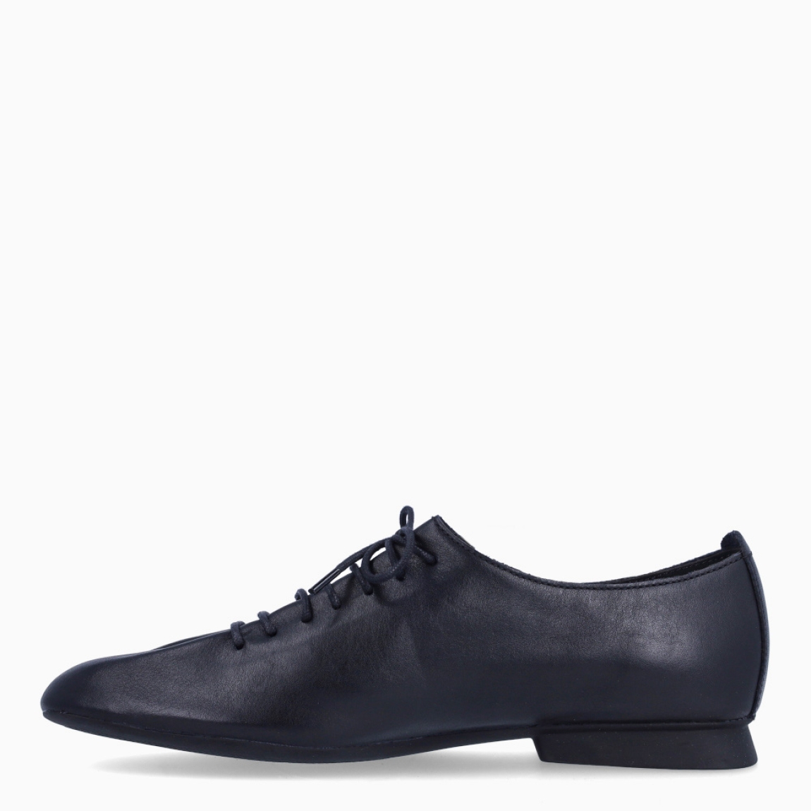 Blucher de la marca Camper, modelo CASIMYRA GOBI. Blucher elaboradas en piel color negro con punta redonda. Blucher hechas para gozar de una comodidad en cada paso y con una suela plana. Cierre de blucher con cordones negros en pala. Blucher Camper CASIMYRA GOBI, un complemento ideal para ti!