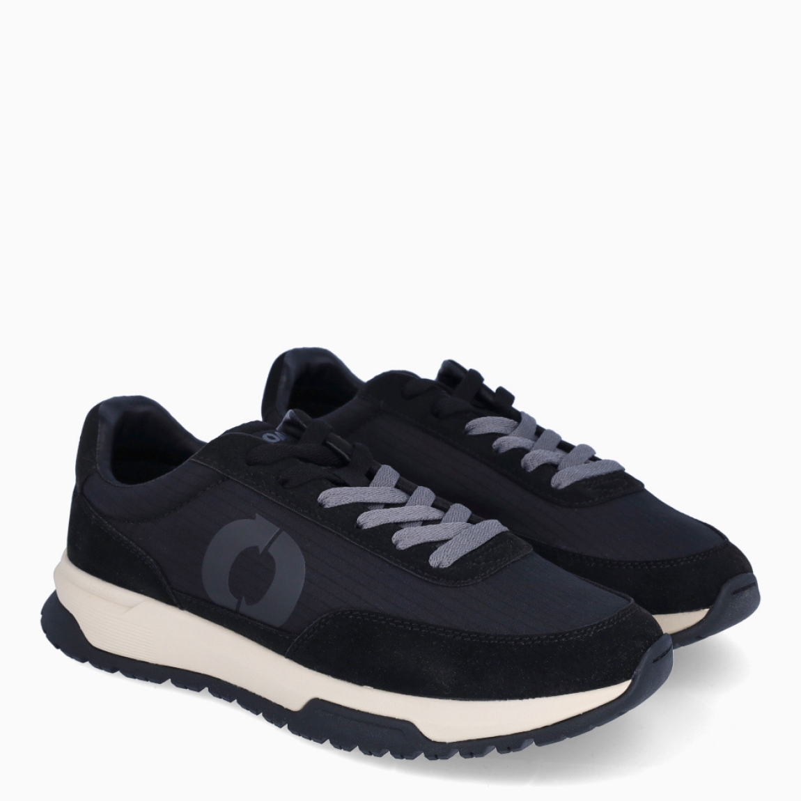 Deportivas de la marca Ecoalf, modelo VENTURA. Exterior de las deportivas en naylon color negro. Interior de las deportivas en tela y piel color negro. Cierre de las deportivas con cordones grises. Deportivas Ecoalf con suela plana. Estas deportivas Ecoalf Ventura transpirables son el complemento perfecto en tu armario. Tienen un diseño clásico y te darán la comodidad que necesitas para tu día a día!