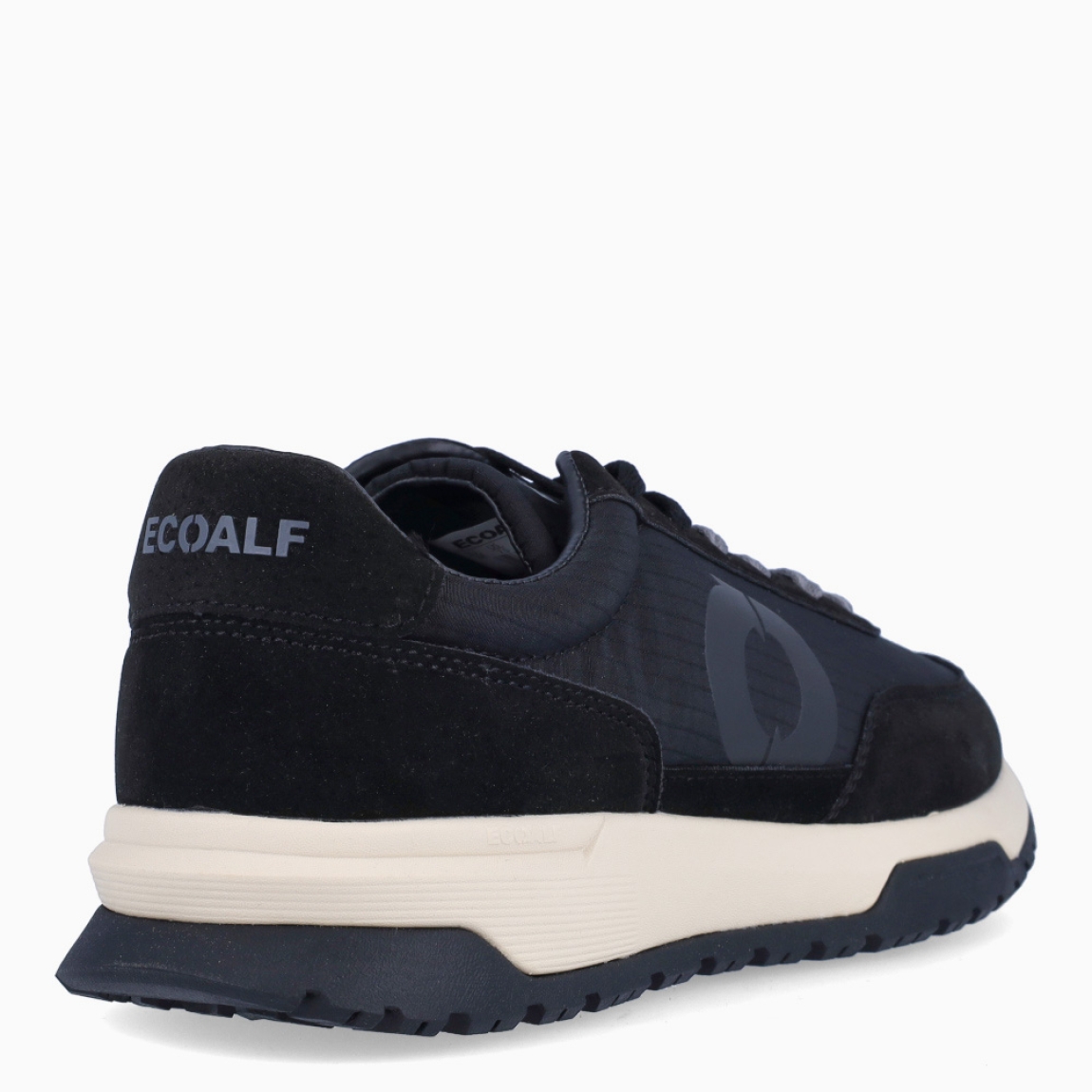 Deportivas de la marca Ecoalf, modelo VENTURA. Exterior de las deportivas en naylon color negro. Interior de las deportivas en tela y piel color negro. Cierre de las deportivas con cordones grises. Deportivas Ecoalf con suela plana. Estas deportivas Ecoalf Ventura transpirables son el complemento perfecto en tu armario. Tienen un diseño clásico y te darán la comodidad que necesitas para tu día a día!