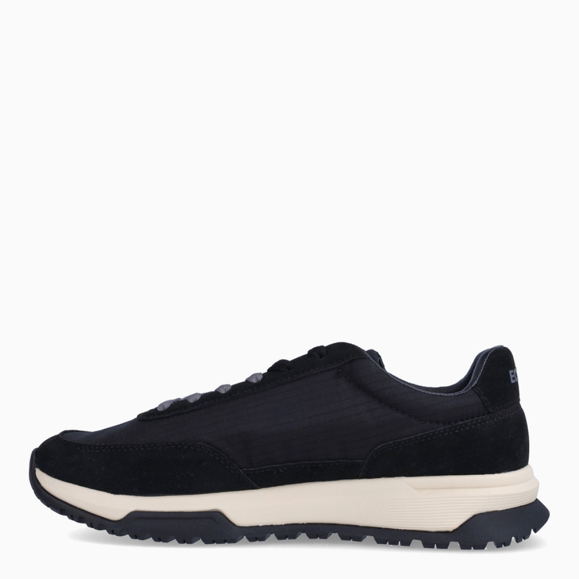 Deportivas de la marca Ecoalf, modelo VENTURA. Exterior de las deportivas en naylon color negro. Interior de las deportivas en tela y piel color negro. Cierre de las deportivas con cordones grises. Deportivas Ecoalf con suela plana. Estas deportivas Ecoalf Ventura transpirables son el complemento perfecto en tu armario. Tienen un diseño clásico y te darán la comodidad que necesitas para tu día a día!