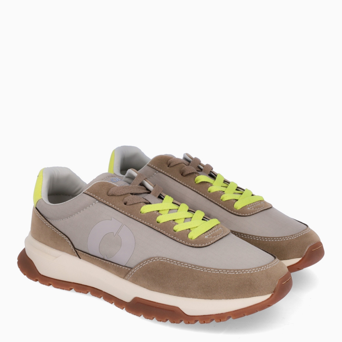 Deportivas de la marca Ecoalf, modelo VENTURA. Exterior de las deportivas en naylon color camel. Interior de las deportivas en tela y piel color camel. Cierre de las deportivas con cordones de dos colores, camel y amarillo. Deportivas Ecoalf con suela plana. Estas deportivas Ecoalf Ventura transpirables son el complemento perfecto en tu armario. Tienen un diseño clásico y te darán la comodidad que necesitas para tu día a día!