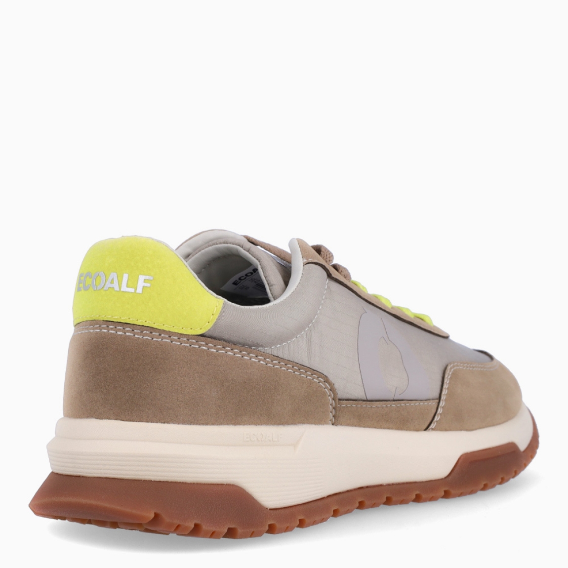 Deportivas de la marca Ecoalf, modelo VENTURA. Exterior de las deportivas en naylon color camel. Interior de las deportivas en tela y piel color camel. Cierre de las deportivas con cordones de dos colores, camel y amarillo. Deportivas Ecoalf con suela plana. Estas deportivas Ecoalf Ventura transpirables son el complemento perfecto en tu armario. Tienen un diseño clásico y te darán la comodidad que necesitas para tu día a día!