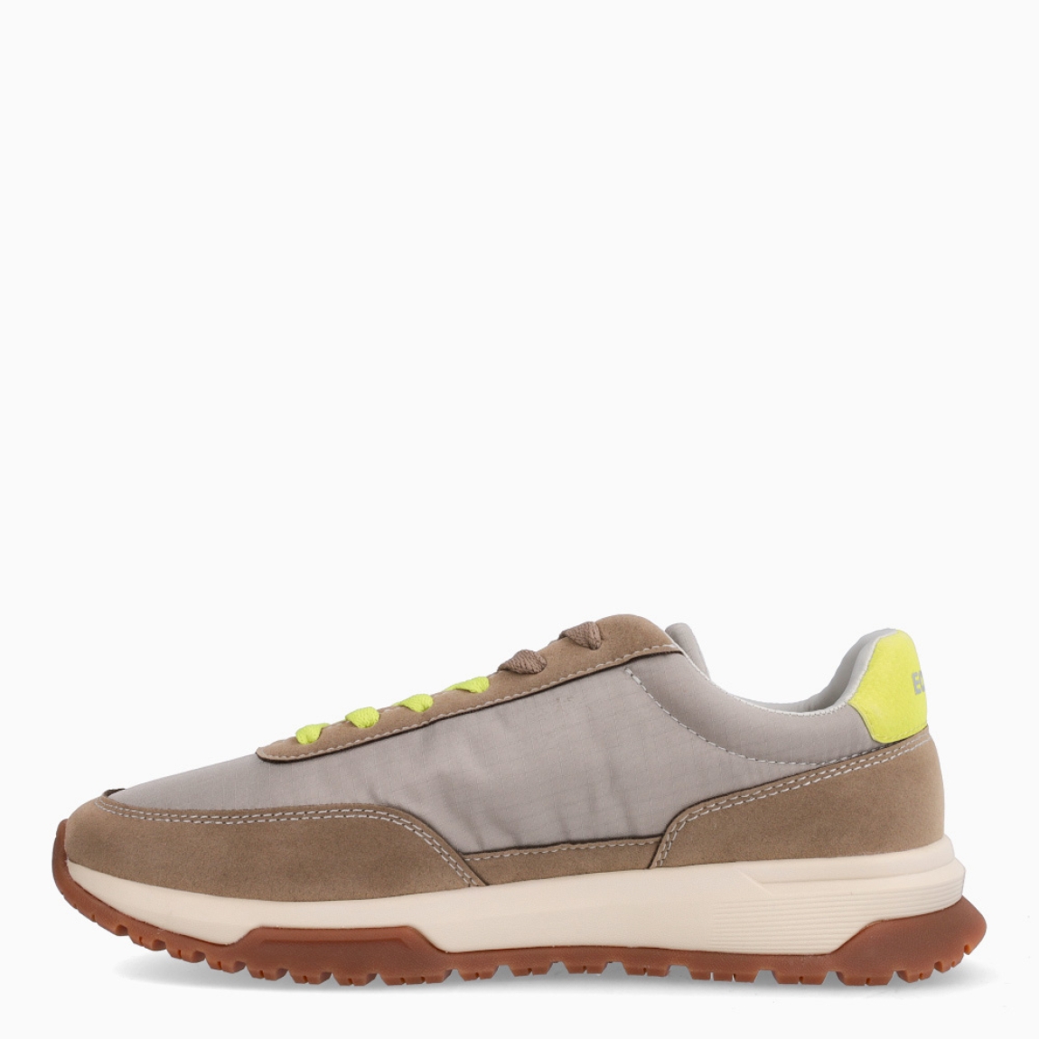 Deportivas de la marca Ecoalf, modelo VENTURA. Exterior de las deportivas en naylon color camel. Interior de las deportivas en tela y piel color camel. Cierre de las deportivas con cordones de dos colores, camel y amarillo. Deportivas Ecoalf con suela plana. Estas deportivas Ecoalf Ventura transpirables son el complemento perfecto en tu armario. Tienen un diseño clásico y te darán la comodidad que necesitas para tu día a día!