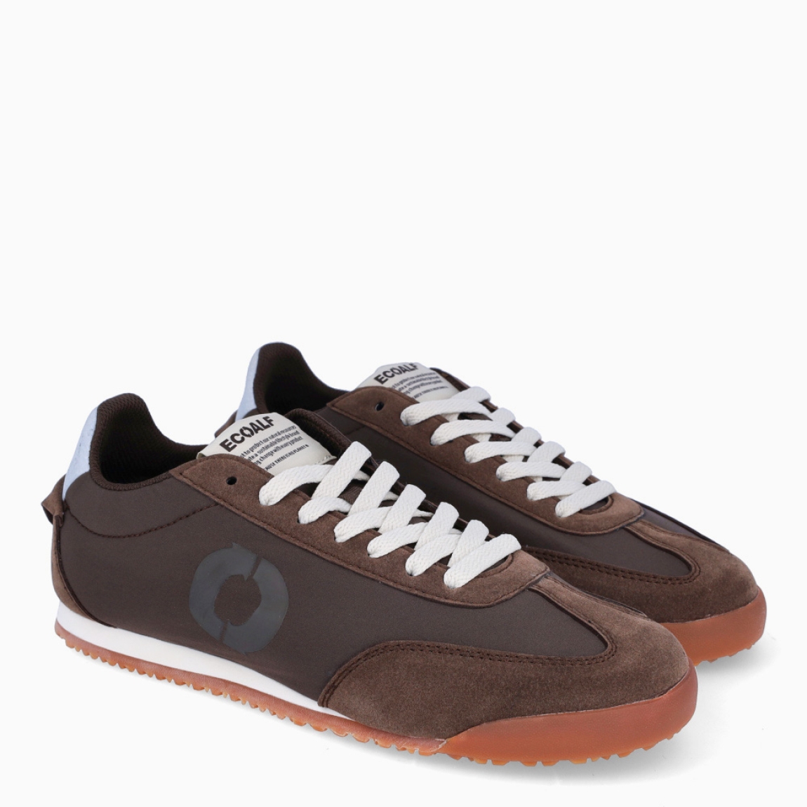 Deportivas de la marca Ecoalf, modelo ORLEANS. Exterior de las deportivas en naylon color marrón. Interior de las deportivas en tela y piel color marrón. Cierre de las deportivas con cordones blancos. Deportivas Ecoalf con suela plana. Estas deportivas Ecoalf ORLEANS transpirables son el complemento perfecto en tu armario. Tienen un diseño clásico y te darán la comodidad que necesitas para tu día a día!