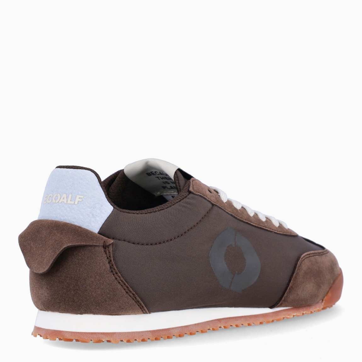 Deportivas de la marca Ecoalf, modelo ORLEANS. Exterior de las deportivas en naylon color marrón. Interior de las deportivas en tela y piel color marrón. Cierre de las deportivas con cordones blancos. Deportivas Ecoalf con suela plana. Estas deportivas Ecoalf ORLEANS transpirables son el complemento perfecto en tu armario. Tienen un diseño clásico y te darán la comodidad que necesitas para tu día a día!