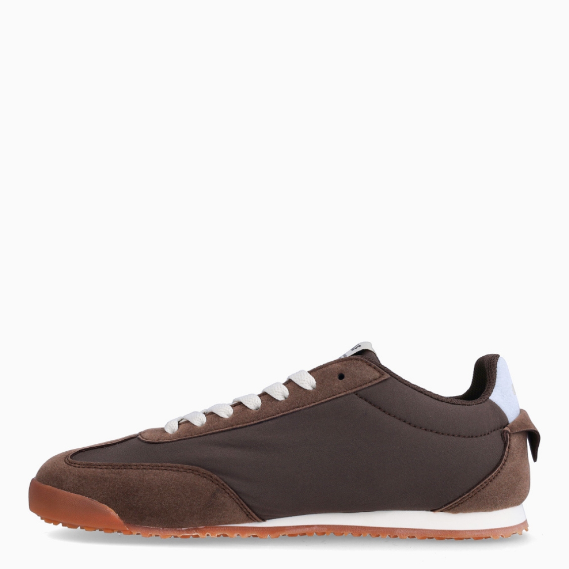 Deportivas de la marca Ecoalf, modelo ORLEANS. Exterior de las deportivas en naylon color marrón. Interior de las deportivas en tela y piel color marrón. Cierre de las deportivas con cordones blancos. Deportivas Ecoalf con suela plana. Estas deportivas Ecoalf ORLEANS transpirables son el complemento perfecto en tu armario. Tienen un diseño clásico y te darán la comodidad que necesitas para tu día a día!