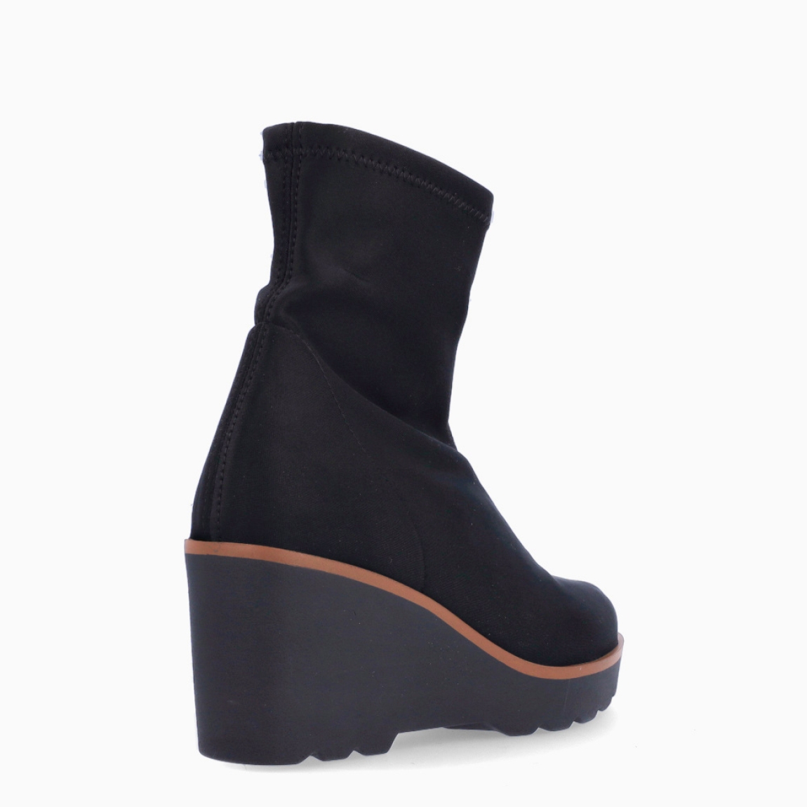 Botines de la marca Munné, modelo ADELFA. Botines elaborados en licra color negro. Botines adaptables para el día a día, que brinda la mayor comodidad en cada paso. Botines Munné con cierre de cremallera y tacón con una cuña de 4cm de altura. Estos botines Munné ADELFA son ideales para ti!