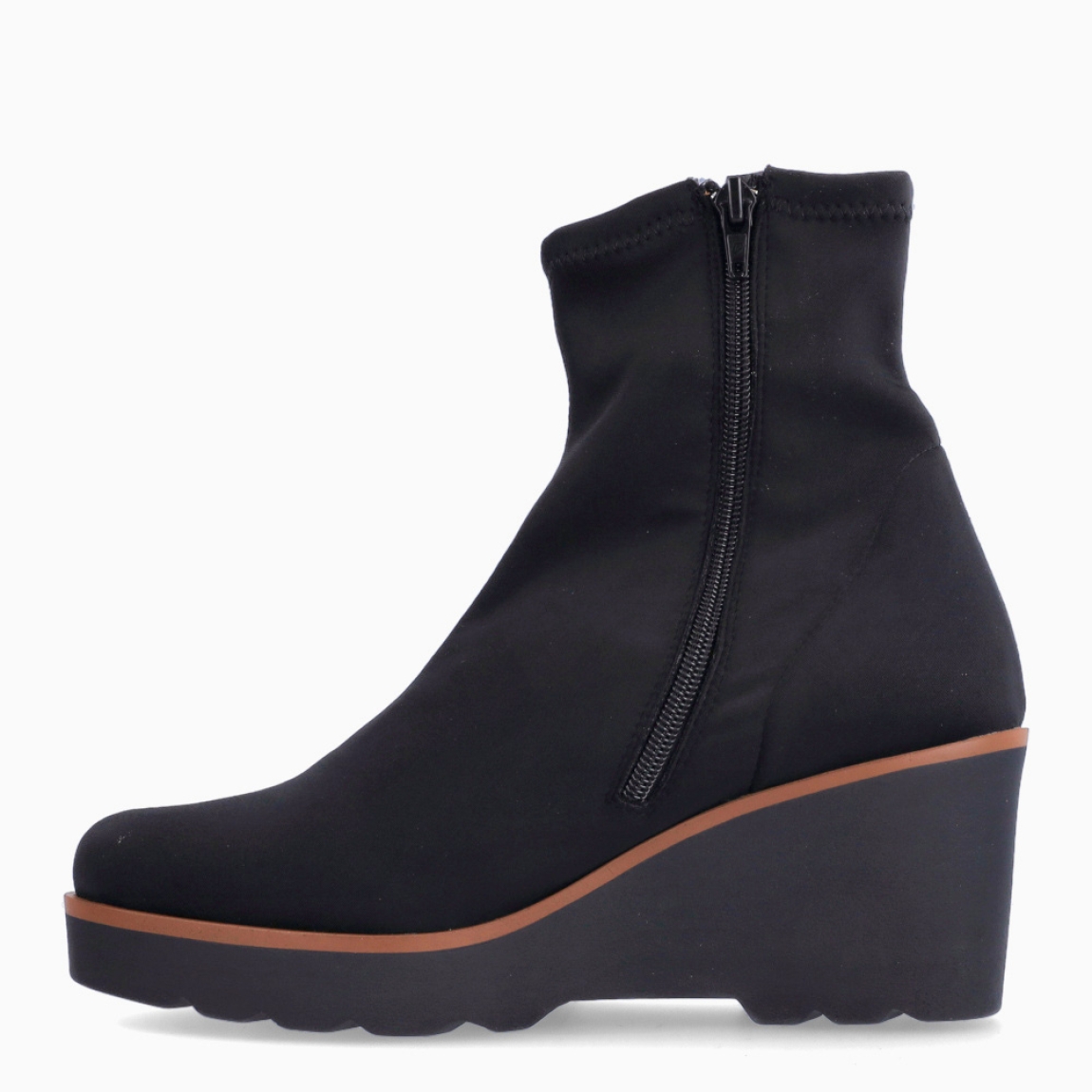 Botines de la marca Munné, modelo ADELFA. Botines elaborados en licra color negro. Botines adaptables para el día a día, que brinda la mayor comodidad en cada paso. Botines Munné con cierre de cremallera y tacón con una cuña de 4cm de altura. Estos botines Munné ADELFA son ideales para ti!