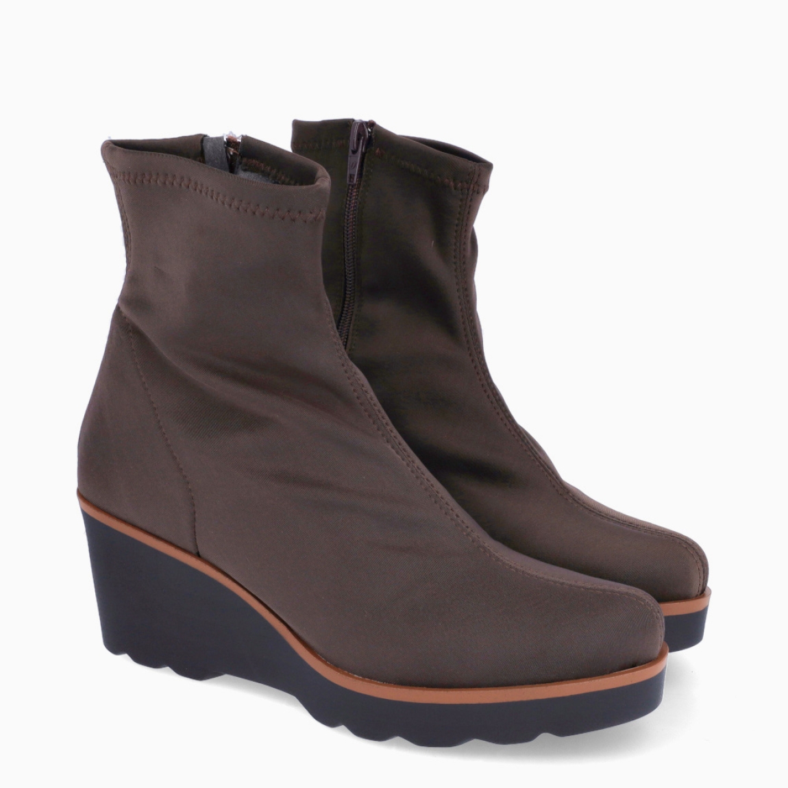 Botines de la marca Munné, modelo ADELFA. Botines elaborados en licra color marrón. Botines adaptables para el día a día, que brinda la mayor comodidad en cada paso. Botines Munné con cierre de cremallera y tacón con una cuña de 4cm de altura. Estos botines Munné ADELFA son ideales para ti!