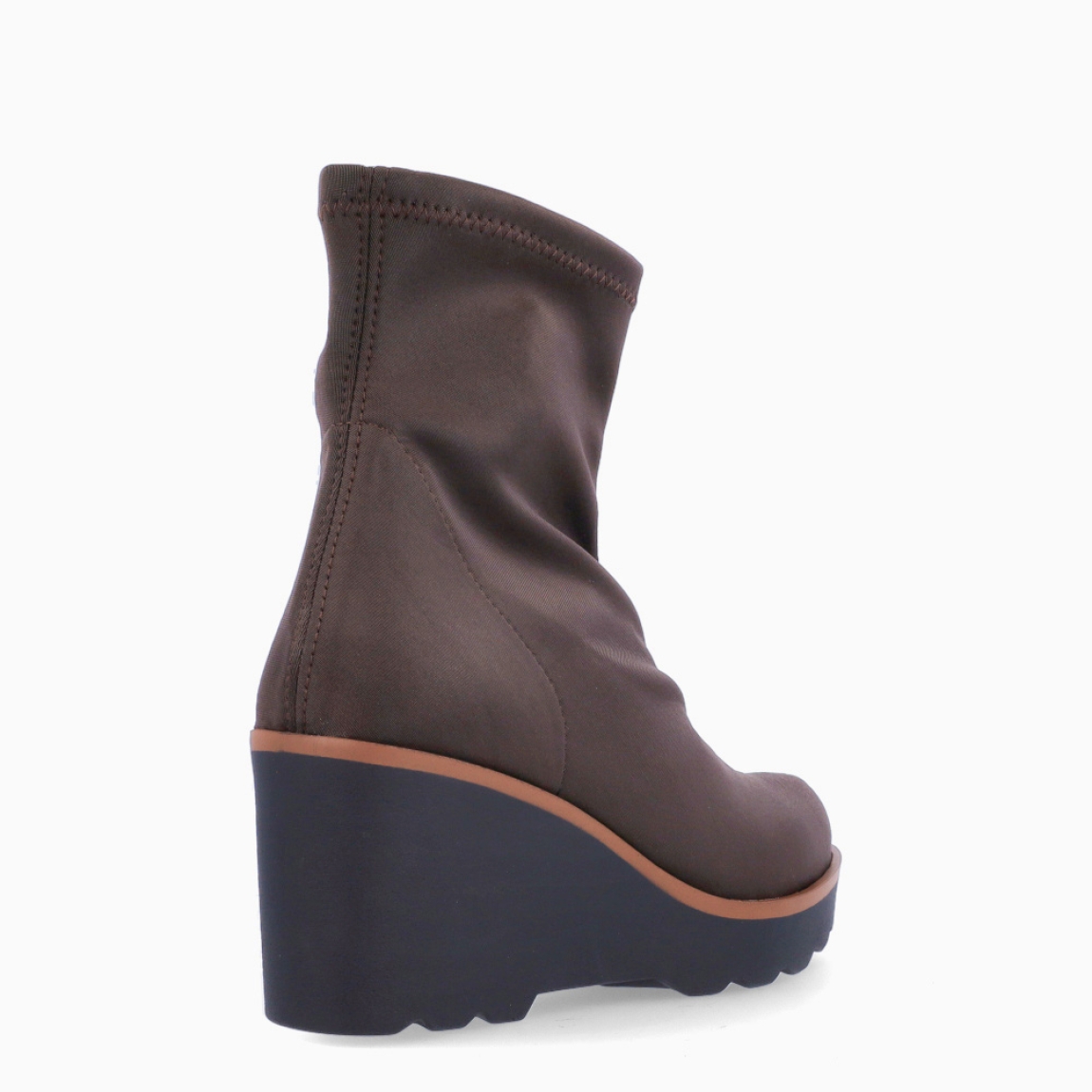 Botines de la marca Munné, modelo ADELFA. Botines elaborados en licra color marrón. Botines adaptables para el día a día, que brinda la mayor comodidad en cada paso. Botines Munné con cierre de cremallera y tacón con una cuña de 4cm de altura. Estos botines Munné ADELFA son ideales para ti!