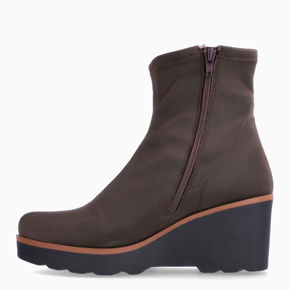 Botines de la marca Munné, modelo ADELFA. Botines elaborados en licra color marrón. Botines adaptables para el día a día, que brinda la mayor comodidad en cada paso. Botines Munné con cierre de cremallera y tacón con una cuña de 4cm de altura. Estos botines Munné ADELFA son ideales para ti!