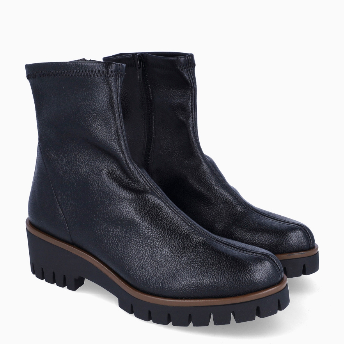 Botines de la marca Munné, modelo ACANTO. Botines elaborados en licra color negro. Botines adaptables para el día a día, que brinda la mayor comodidad en cada paso. Botines Munné con cierre de cremallera y tacón con una cuña de 4cm de altura. Estos botines Munné ACANTO son ideales para ti!