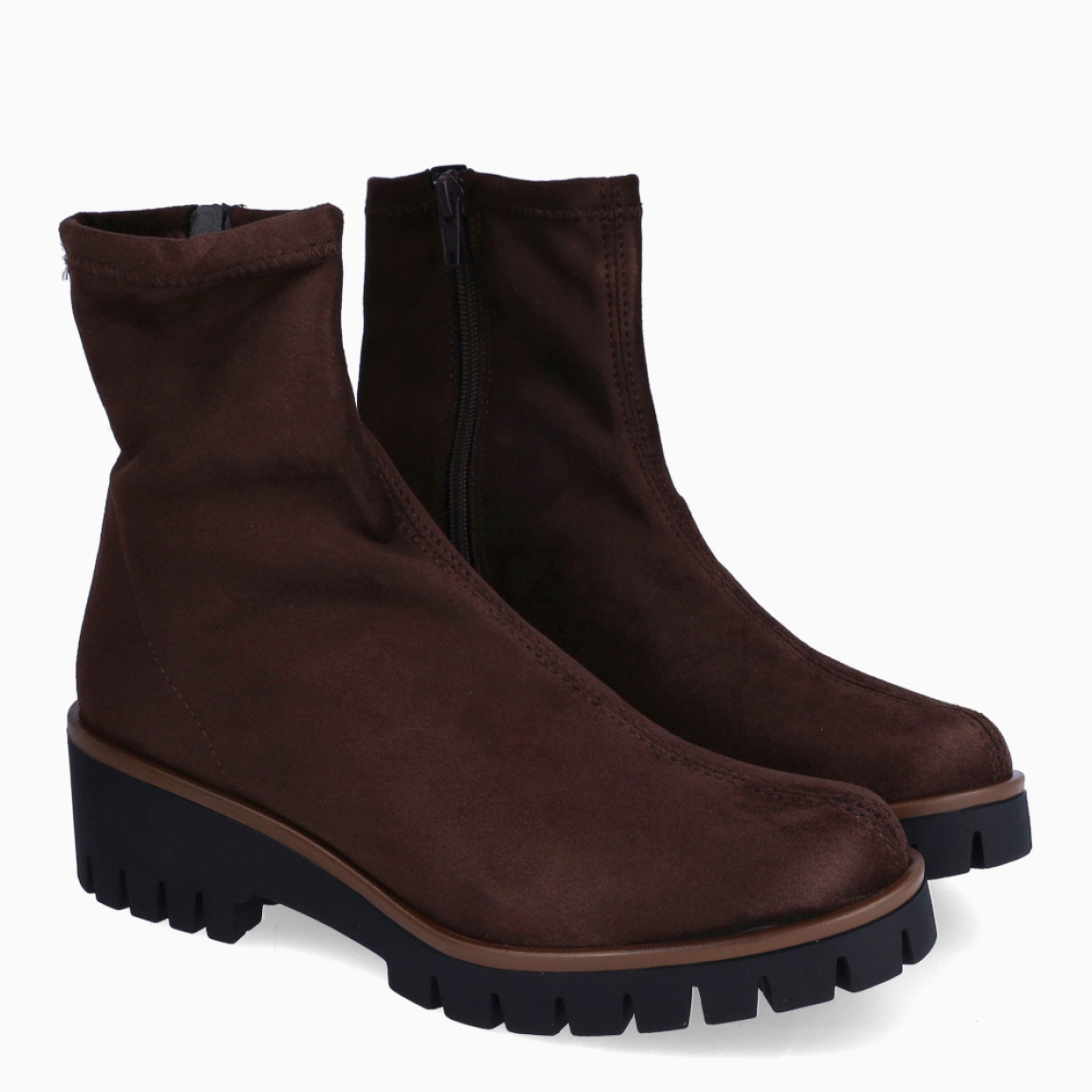Botines de la marca Munné, modelo ACANTO. Botines elaborados en ante color marron oscuro. Botines adaptables para el día a día, que brinda la mayor comodidad en cada paso. Botines Munné con cierre de cremallera y tacón con una cuña de 4cm de altura. Estos botines Munné ACANTO son ideales para ti!