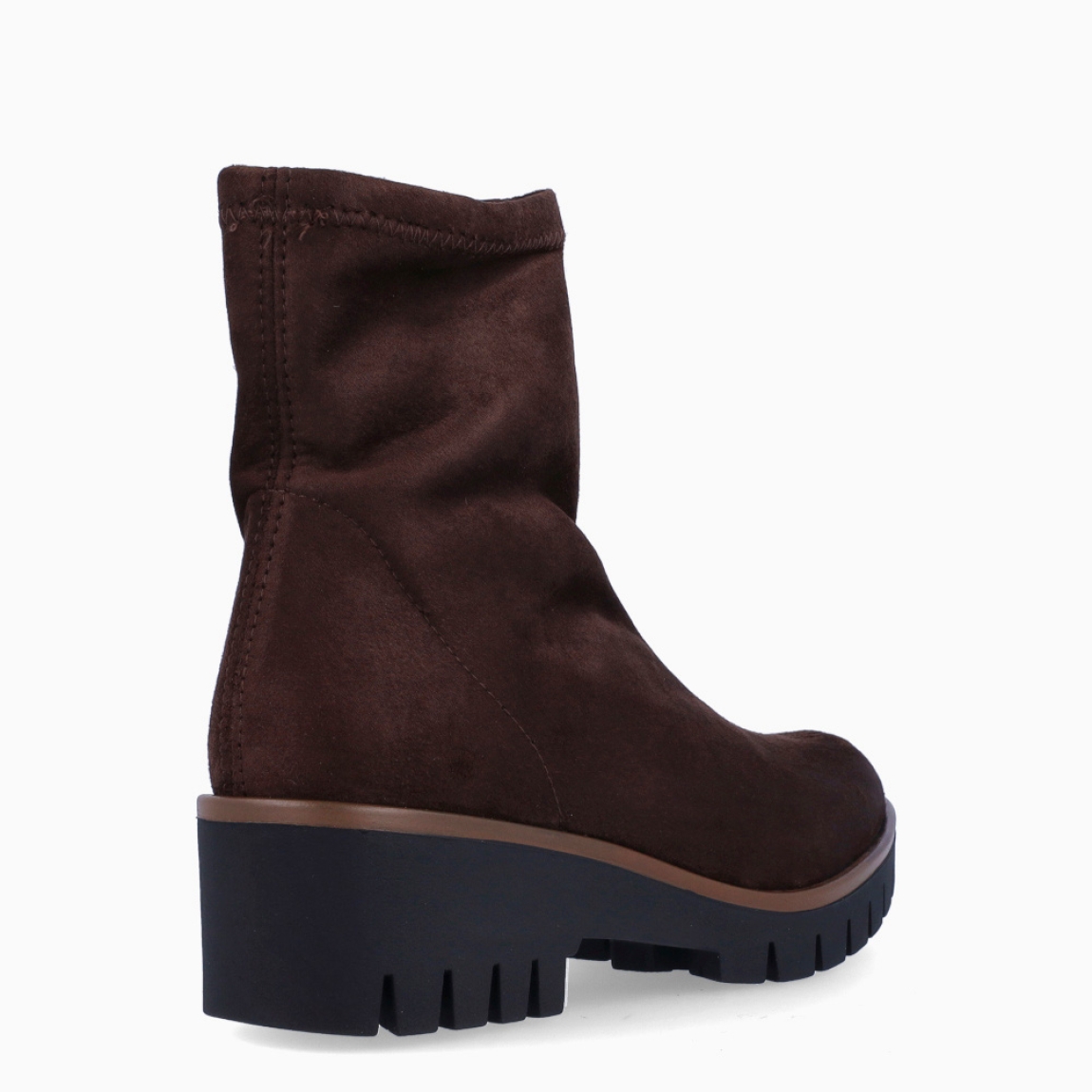 Botines de la marca Munné, modelo ACANTO. Botines elaborados en ante color marron oscuro. Botines adaptables para el día a día, que brinda la mayor comodidad en cada paso. Botines Munné con cierre de cremallera y tacón con una cuña de 4cm de altura. Estos botines Munné ACANTO son ideales para ti!