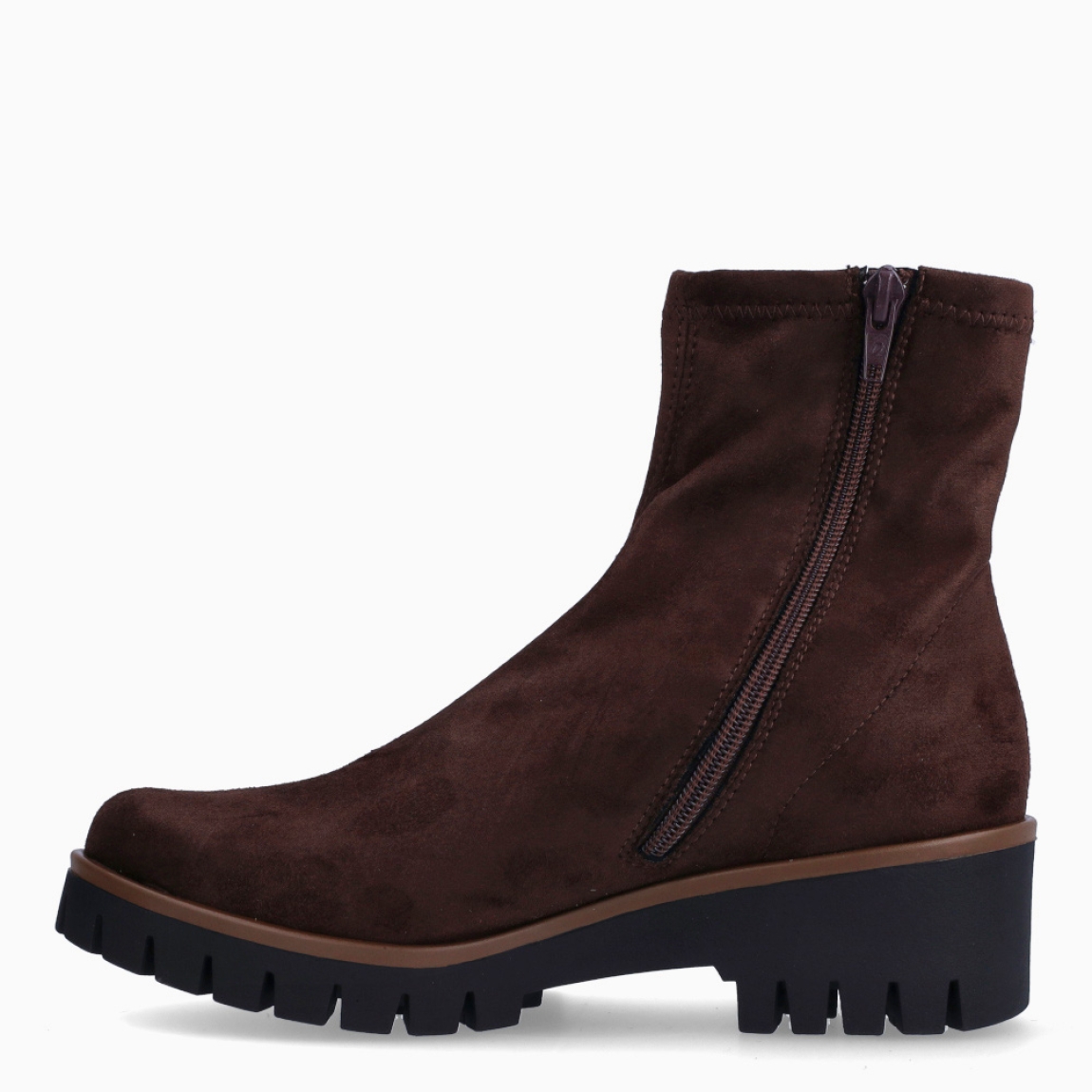 Botines de la marca Munné, modelo ACANTO. Botines elaborados en ante color marron oscuro. Botines adaptables para el día a día, que brinda la mayor comodidad en cada paso. Botines Munné con cierre de cremallera y tacón con una cuña de 4cm de altura. Estos botines Munné ACANTO son ideales para ti!