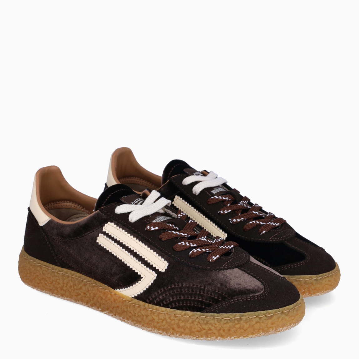 Deportivas de la marca Puraai, modelo TIRAMISÚ. Exterior elaboradas en naylon color marrón con detalle en logo blanco. Interior en piel color marrón con plantilla acolchada y extraíble para máxima comodidad. Cierre con cordones en dos tonos de color, blanco y marrón a rayas. Suela de goma plana. Estas deportivas PURAAI TIRAMISÚ son un complemento ideal para marcar un estilo increíble en tus looks!