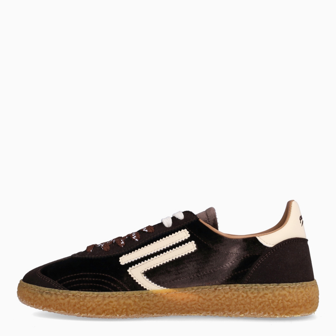 Deportivas de la marca Puraai, modelo TIRAMISÚ. Exterior elaboradas en naylon color marrón con detalle en logo blanco. Interior en piel color marrón con plantilla acolchada y extraíble para máxima comodidad. Cierre con cordones en dos tonos de color, blanco y marrón a rayas. Suela de goma plana. Estas deportivas PURAAI TIRAMISÚ son un complemento ideal para marcar un estilo increíble en tus looks!