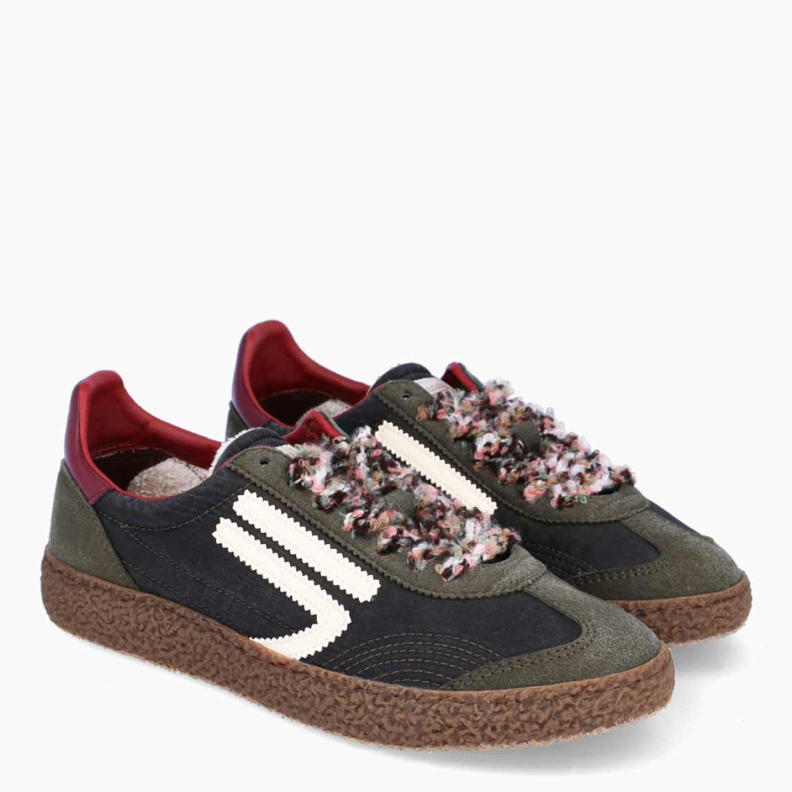 Deportivas de la marca Puraai, modelo CHESNUT. Exterior elaboradas en naylon color verde oscuro con detalle en logo blanco. Interior en piel color burdeos con plantilla acolchada y extraíble para máxima comodidad. Cierre con cordones color verde. Suela de goma plana. Estas deportivas PURAAI CHESNUT son un complemento ideal para marcar un estilo increíble en tus looks!