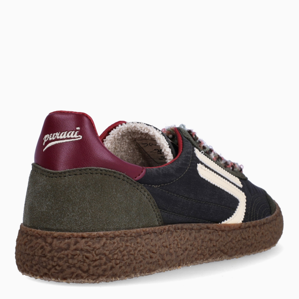Deportivas de la marca Puraai, modelo CHESNUT. Exterior elaboradas en naylon color verde oscuro con detalle en logo blanco. Interior en piel color burdeos con plantilla acolchada y extraíble para máxima comodidad. Cierre con cordones color verde. Suela de goma plana. Estas deportivas PURAAI CHESNUT son un complemento ideal para marcar un estilo increíble en tus looks!