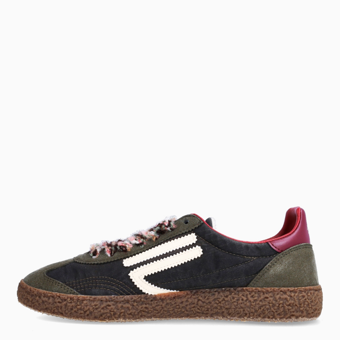 Deportivas de la marca Puraai, modelo CHESNUT. Exterior elaboradas en naylon color verde oscuro con detalle en logo blanco. Interior en piel color burdeos con plantilla acolchada y extraíble para máxima comodidad. Cierre con cordones color verde. Suela de goma plana. Estas deportivas PURAAI CHESNUT son un complemento ideal para marcar un estilo increíble en tus looks!