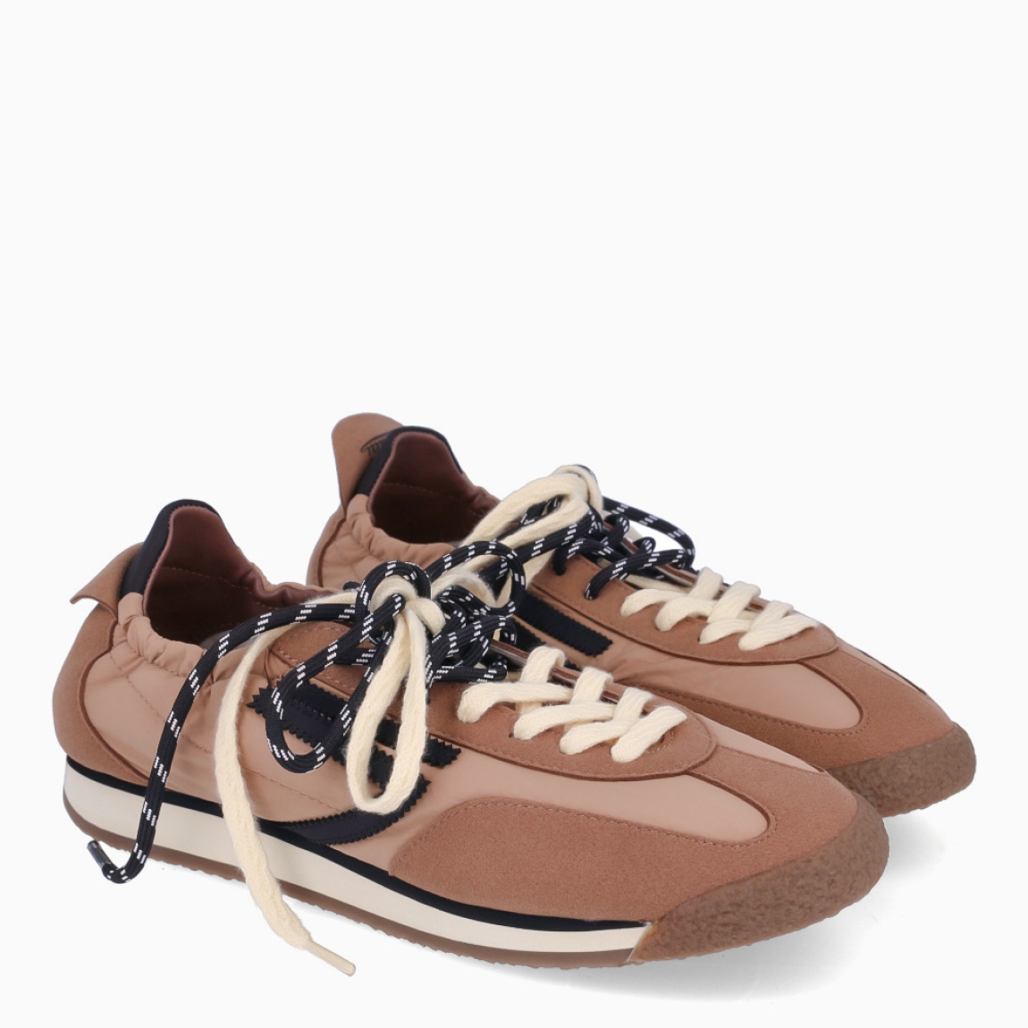Deportivas de la marca Puraai, modelo PANTHER. Exterior elaboradas en naylon color camel con detalle en negro. Interior en piel color blanco con plantilla acolchada y extraíble para máxima comodidad. Cierre con cordones en dos tonos de color, beig y negro a rayas. Suela de goma plana. Estas deportivas PURAAI PANTHER son un complemento ideal para marcar un estilo increíble en tus looks!