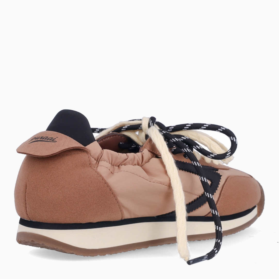 Deportivas de la marca Puraai, modelo PANTHER. Exterior elaboradas en naylon color camel con detalle en negro. Interior en piel color blanco con plantilla acolchada y extraíble para máxima comodidad. Cierre con cordones en dos tonos de color, beig y negro a rayas. Suela de goma plana. Estas deportivas PURAAI PANTHER son un complemento ideal para marcar un estilo increíble en tus looks!