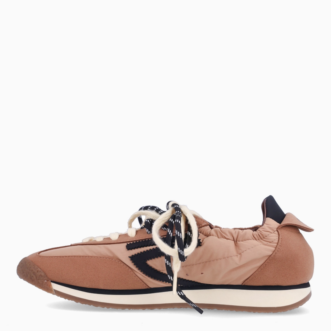 Deportivas de la marca Puraai, modelo PANTHER. Exterior elaboradas en naylon color camel con detalle en negro. Interior en piel color blanco con plantilla acolchada y extraíble para máxima comodidad. Cierre con cordones en dos tonos de color, beig y negro a rayas. Suela de goma plana. Estas deportivas PURAAI PANTHER son un complemento ideal para marcar un estilo increíble en tus looks!