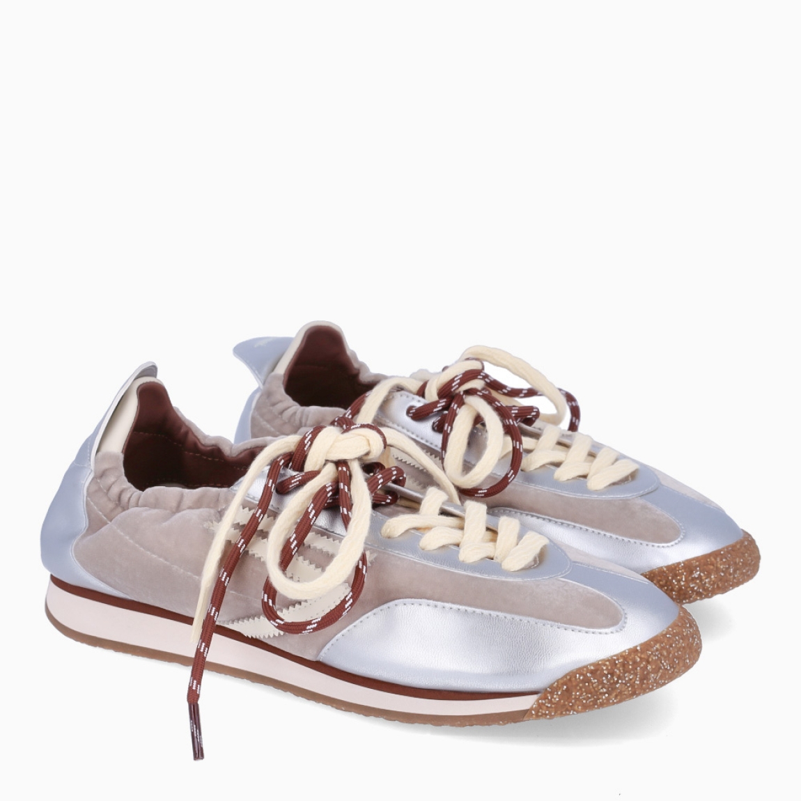 Deportivas de la marca Puraai, modelo PANTHER. Exterior elaboradas en tela color plata con detalle en gris. Interior en piel color blanco con plantilla acolchada y extraíble para máxima comodidad. Cierre con cordones en dos tonos de color, beig y burdeos a rayas. Suela de goma plana. Estas deportivas PURAAI PANTHER son un complemento ideal para marcar un estilo increíble en tus looks!