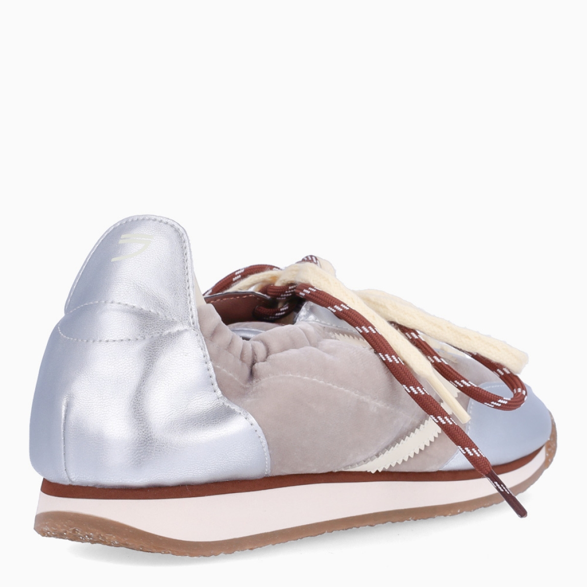 Deportivas de la marca Puraai, modelo PANTHER. Exterior elaboradas en tela color plata con detalle en gris. Interior en piel color blanco con plantilla acolchada y extraíble para máxima comodidad. Cierre con cordones en dos tonos de color, beig y burdeos a rayas. Suela de goma plana. Estas deportivas PURAAI PANTHER son un complemento ideal para marcar un estilo increíble en tus looks!