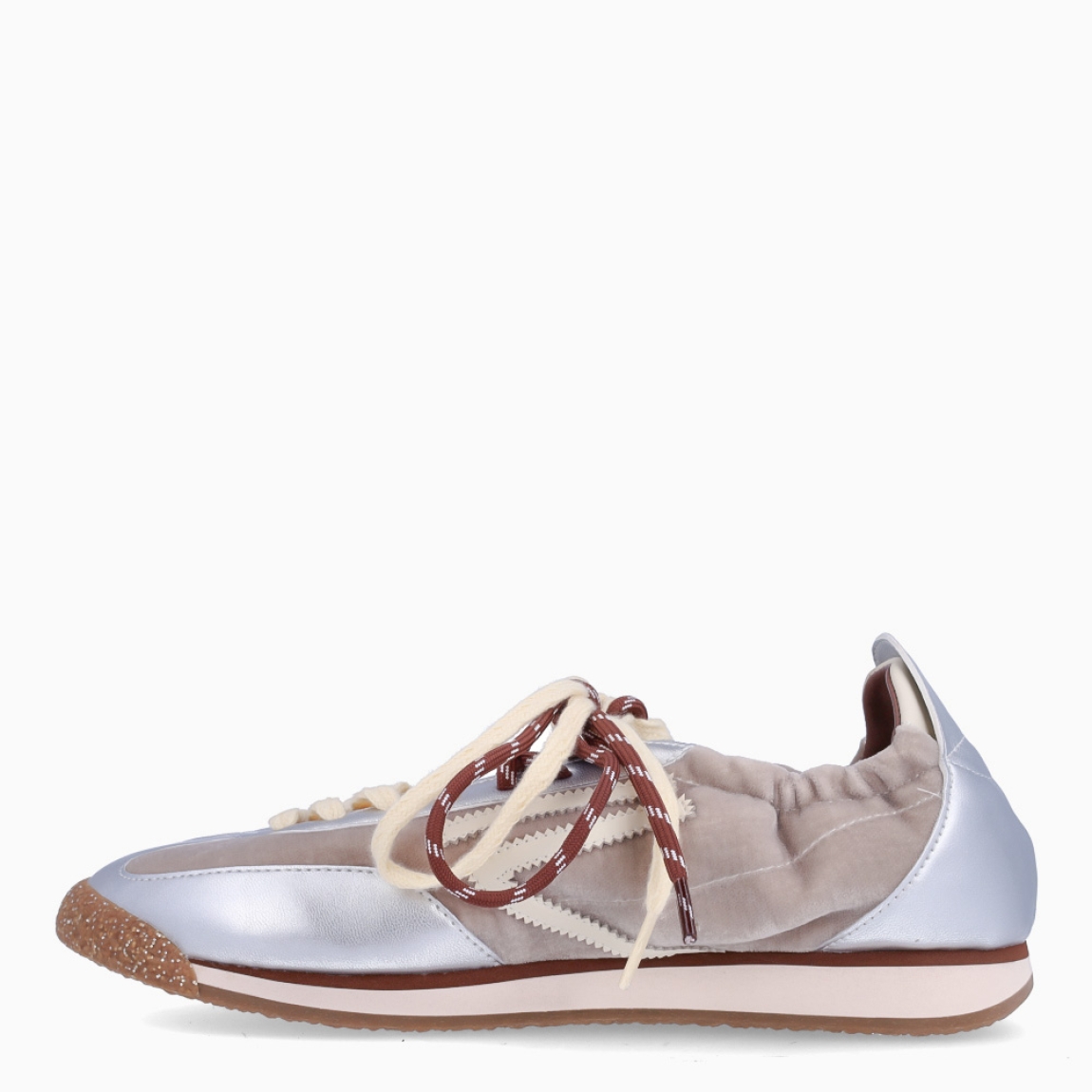 Deportivas de la marca Puraai, modelo PANTHER. Exterior elaboradas en tela color plata con detalle en gris. Interior en piel color blanco con plantilla acolchada y extraíble para máxima comodidad. Cierre con cordones en dos tonos de color, beig y burdeos a rayas. Suela de goma plana. Estas deportivas PURAAI PANTHER son un complemento ideal para marcar un estilo increíble en tus looks!