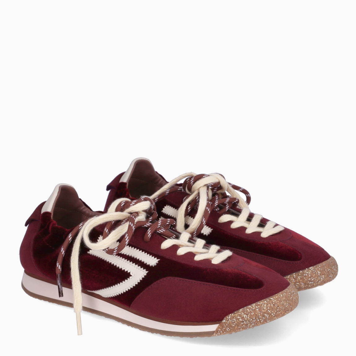 Deportivas de la marca Puraai, modelo PANTHER. Exterior elaboradas en naylon color burdeos con detalle en negro. Interior en piel color burdeos con plantilla acolchada y extraíble para máxima comodidad. Cierre con cordones en dos tonos de color, beig y marrón a rayas. Suela de goma plana. Estas deportivas PURAAI PANTHER son un complemento ideal para marcar un estilo increíble en tus looks!