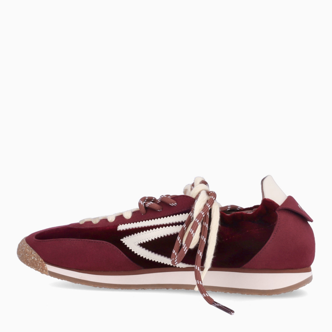Deportivas de la marca Puraai, modelo PANTHER. Exterior elaboradas en naylon color burdeos con detalle en negro. Interior en piel color burdeos con plantilla acolchada y extraíble para máxima comodidad. Cierre con cordones en dos tonos de color, beig y marrón a rayas. Suela de goma plana. Estas deportivas PURAAI PANTHER son un complemento ideal para marcar un estilo increíble en tus looks!
