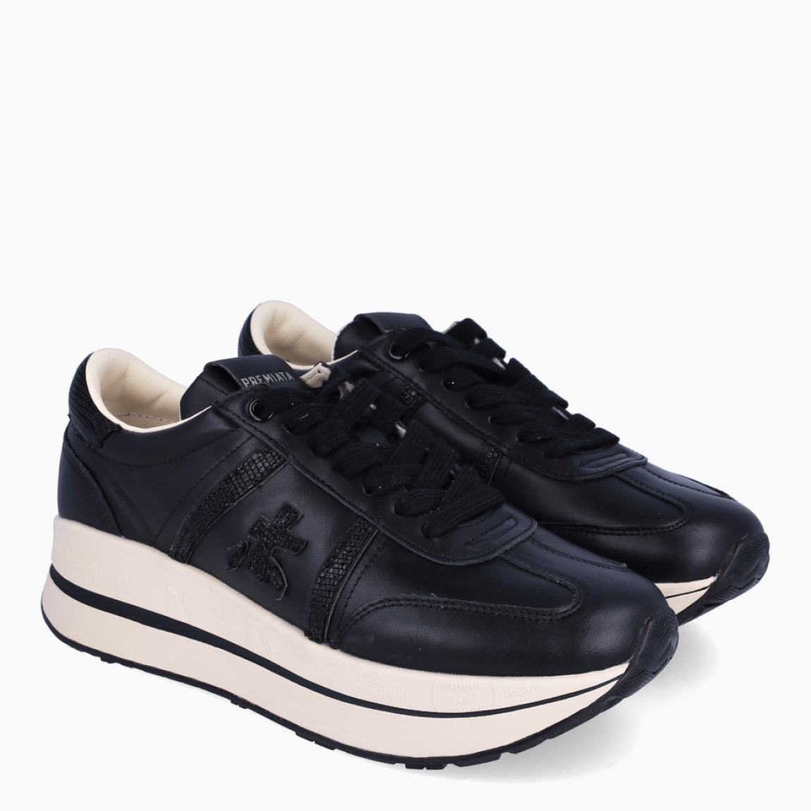 Deportiva de la marca Premiata, modelo BETH. Exterior de la deportiva en naylon color negro con detalle de logo. Interior de la deportiva de piel de color blanco. Cierre de la deportiva con cordones negros. Deportiva con suela de goma, con 4 cm de plataforma. Deportiva con plantilla acolchada para garantizar la máxima comodidad en cada paso. La deportiva de Premiata modelo BETH es una deportiva muy cómoda para el día a día con la que seguro que marcarás estilo y tendencia.