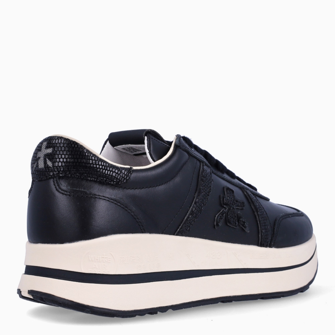 Deportiva de la marca Premiata, modelo BETH. Exterior de la deportiva en naylon color negro con detalle de logo. Interior de la deportiva de piel de color blanco. Cierre de la deportiva con cordones negros. Deportiva con suela de goma, con 4 cm de plataforma. Deportiva con plantilla acolchada para garantizar la máxima comodidad en cada paso. La deportiva de Premiata modelo BETH es una deportiva muy cómoda para el día a día con la que seguro que marcarás estilo y tendencia.